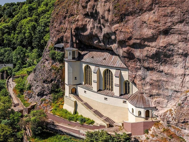 Die Felsenkirche im Sommer