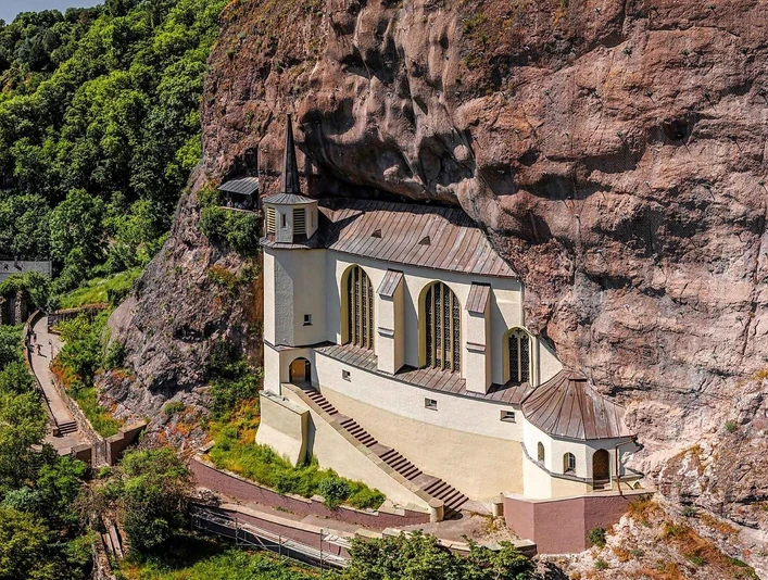 Die Felsenkirche im Sommer