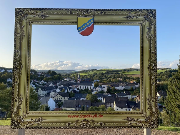 Blick auf Stadtkyll mit Pfarrkirche