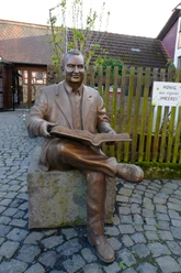 Statue vor Remise