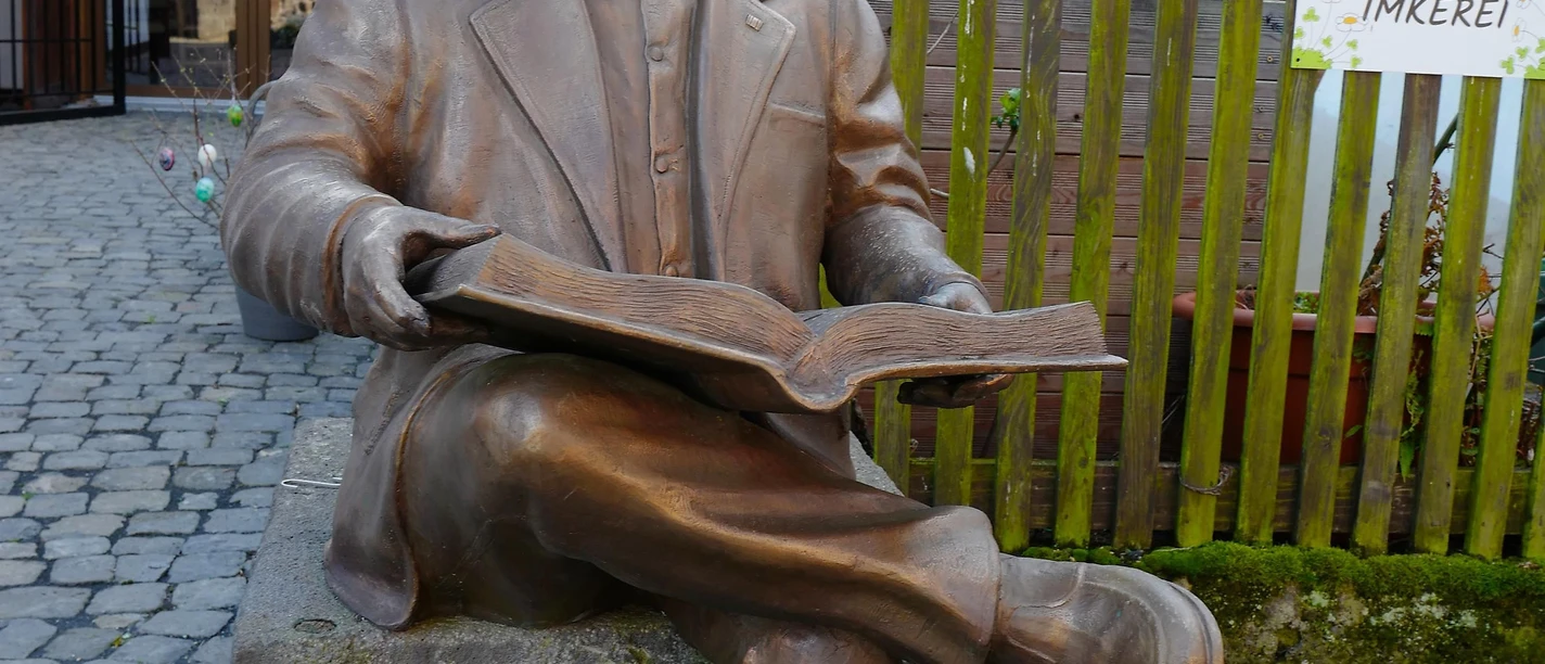 Statue vor Remise