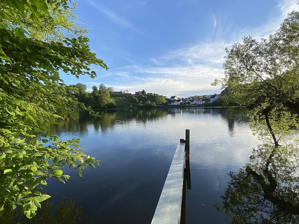 Ulmener Maar mit Blick auf die Burgruine