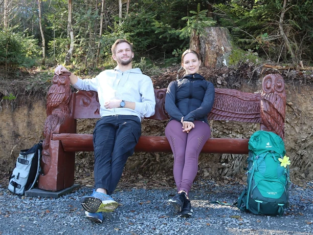 Rast auf der Wanderbank Alexanderhöhe Rast auf der Wanderbank Alexanderhöhe