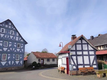 Backhaus umgeben von Fachwerkhäusern Sichertshause