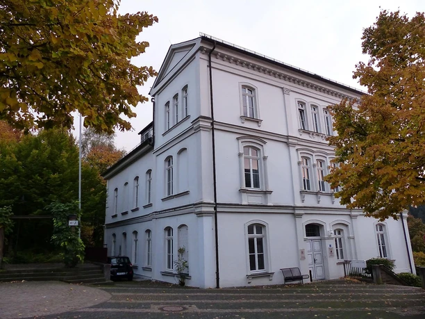 Die Villa Kraemer liegt am Rathausplatz