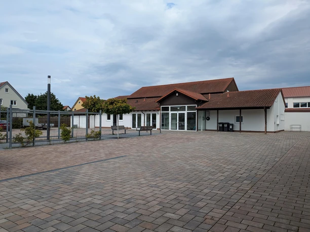 Parkplatz am Dorfgemeinschaftshaus in Siebeldingen Parkplatz am Dorfgemeinschaftshaus in Siebeldingen