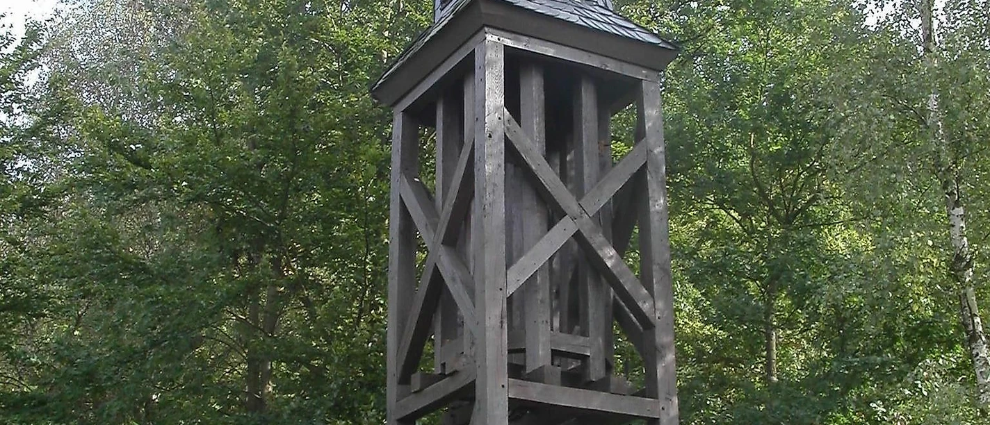 Glockenturm der alten Dorfschule Herkersdorf