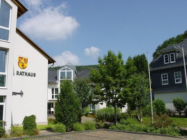 Rathaus Daaden mit Parkplatz