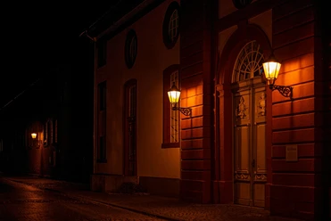 Reithaus bei Nacht