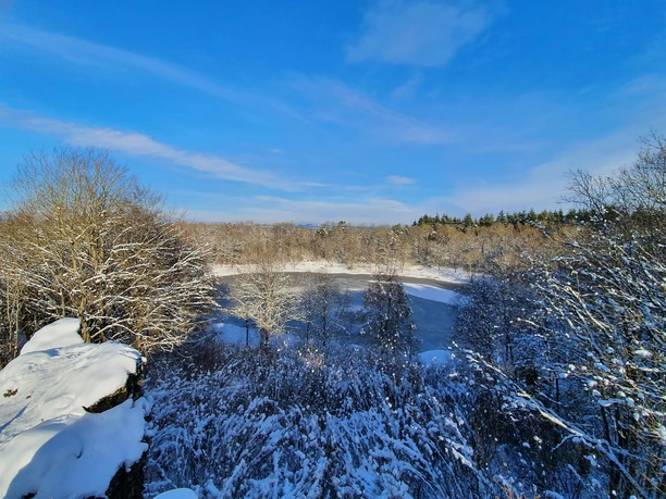 Blick auf den Windsborn Kratersee im Winter