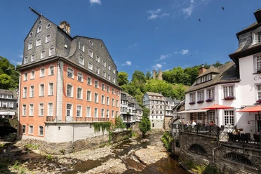 Rotes Haus von der Rurbrücke aus