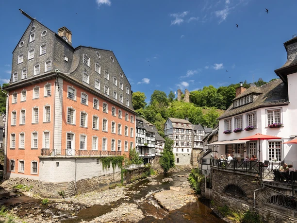 Rotes Haus von der Rurbrücke aus