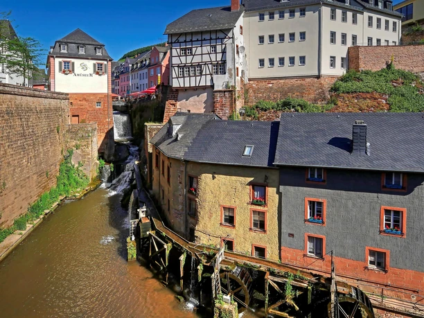 Blick auf das Mühlenmuseum und den Wasserfall