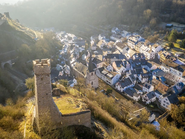 Blick auf die Burgen über Monreal
