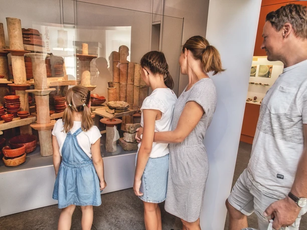 Familie im Terra-Sigillata Museum in Rheinzabern