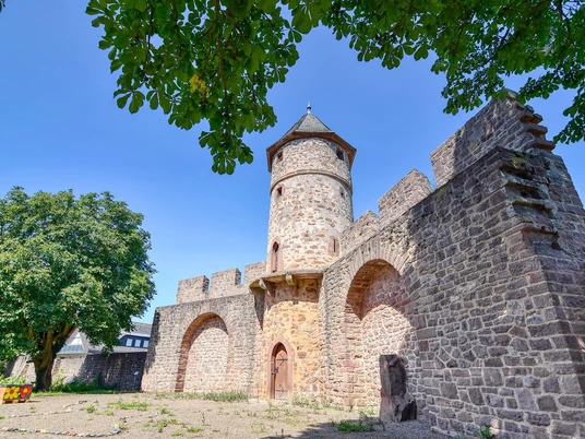 Alte Stadtmauer mit Hexenturm in Kirchhain