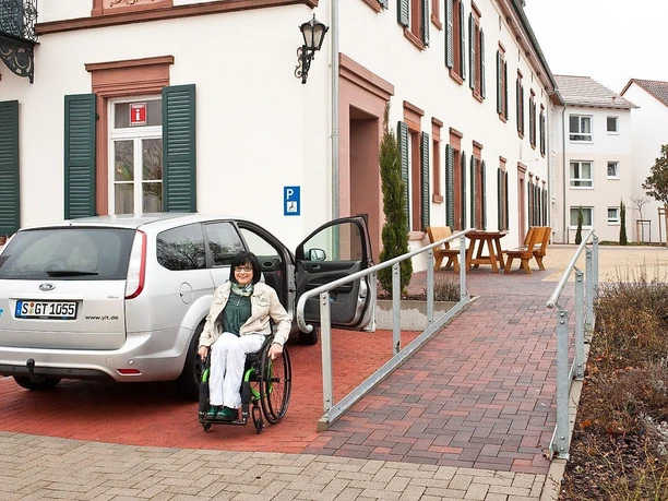 Parkplatz und Zugang zur Touristinformation