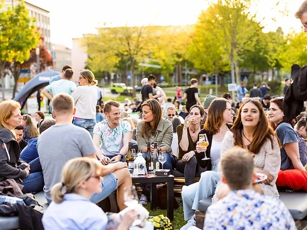 Blaue Stunde-PopUp Weinbar | Gemütlich sitzen