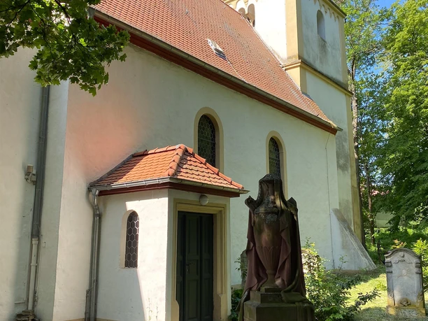Eingang der Bonifatiuskirche Alsheim