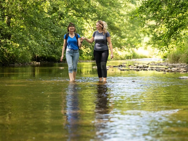 Abkühlen in der Nister neben dem Steinsel