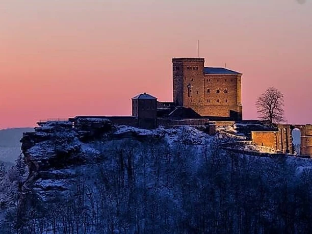 Der Trifels in der Winterzeit