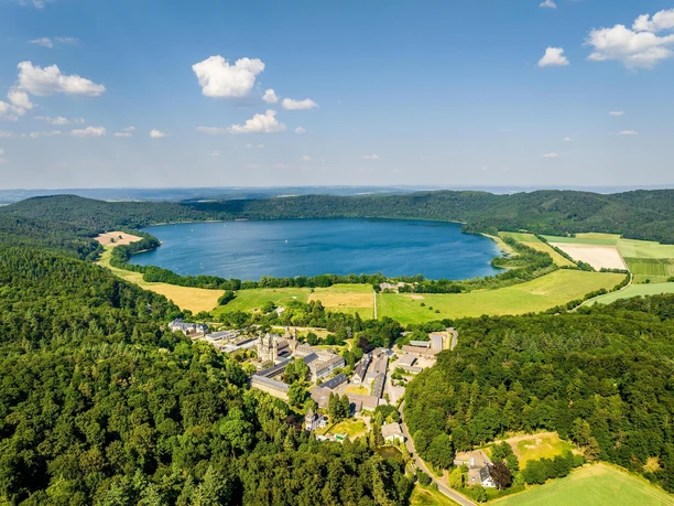 Laacher See mit Abtei Maria Laach