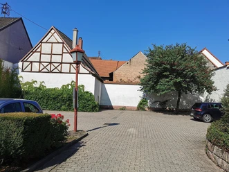 Parkplatz Bushaltestelle Kirche