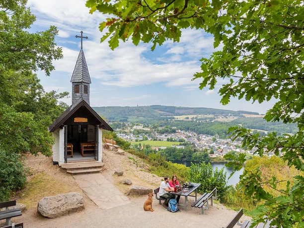 Waldkapelle mit Blick auf Obermaubach