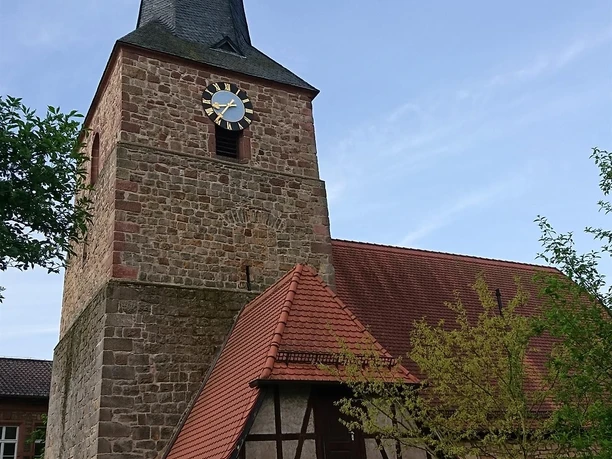 Besonderes Wahrzeichen der Kirche ist das Turmdach