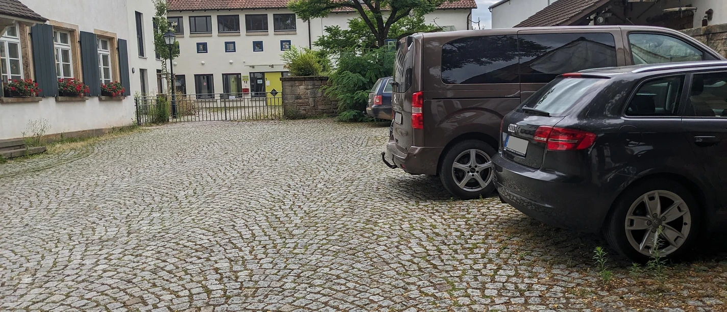 Parkplatz an der Kirche in Klingen
