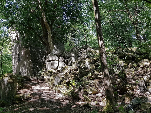 Dicke Basaltbrocken liegen rund um die Dianaburg