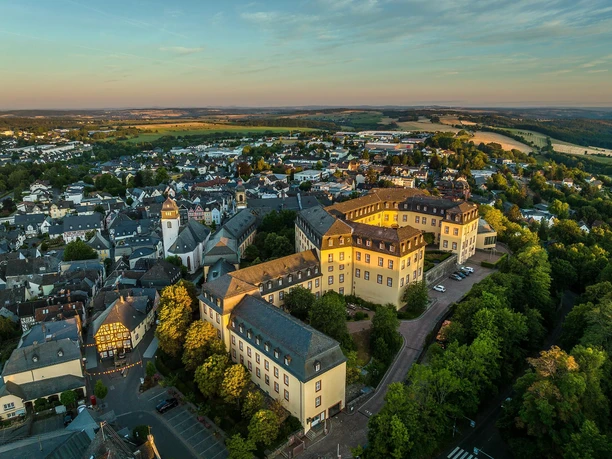 Luftbildaufnahme Schloss in der Abenddämmerung