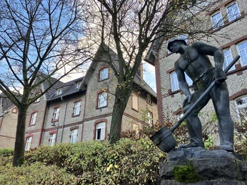 Eisengießerdenkmal im Herbst