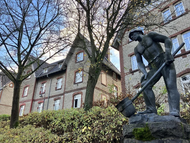 Eisengießerdenkmal im Herbst