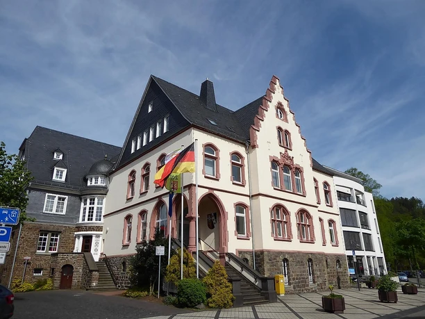 Rathaus Betzdorf mit Deutschland Flagge Rathaus Betzdorf mit Deutschland Flagge