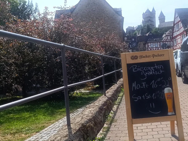 Biergarten-Hinweis am Kurpark