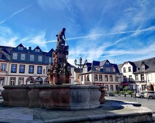 Marktplatz mit Brunnen