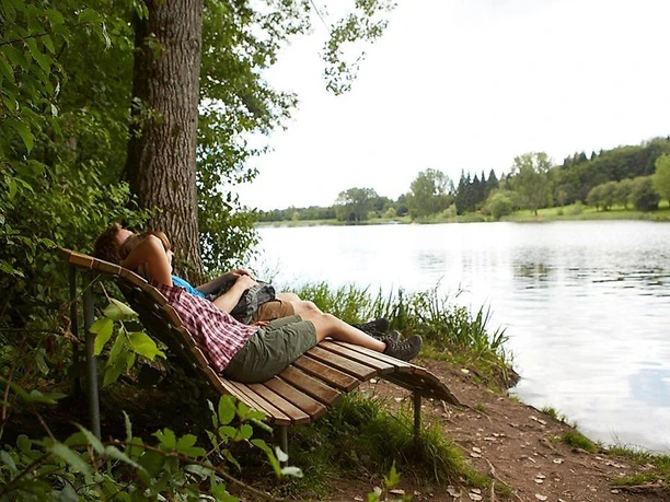 Sinnenbank am Stausee