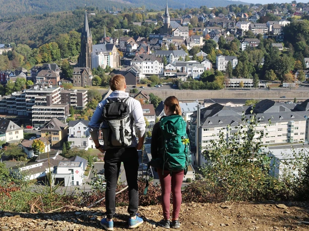 Wanderer auf dem Burgenwanderweg