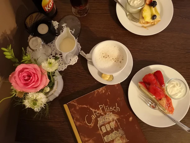 Kaffee und Kuchen im Café Plüsch