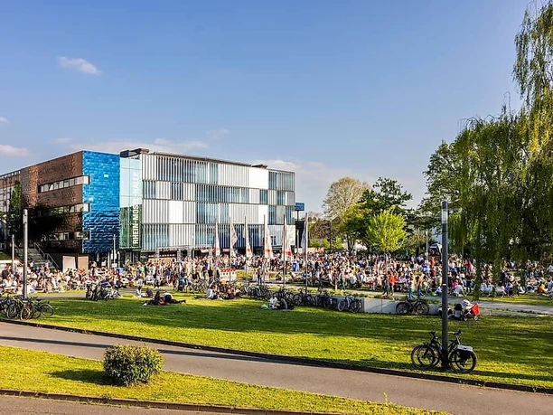 Blaue Stunde-PopUp Weinbar Rhein-Mosel-Halle