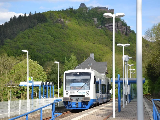 Der Rurtalbah vor der Burg Nideggen