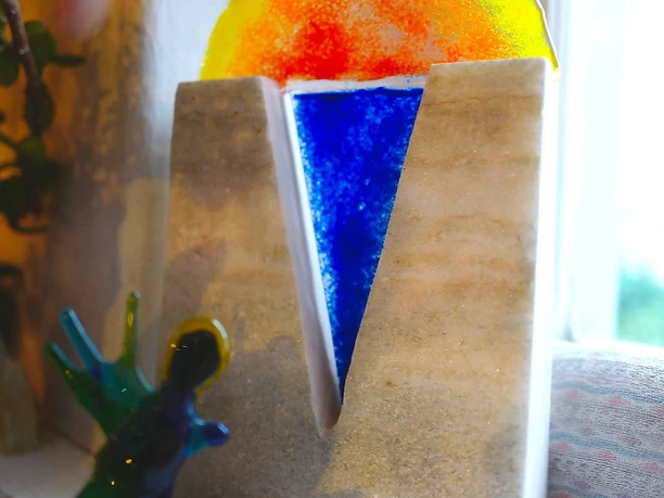Kunstobjekt aus Glas und Stein