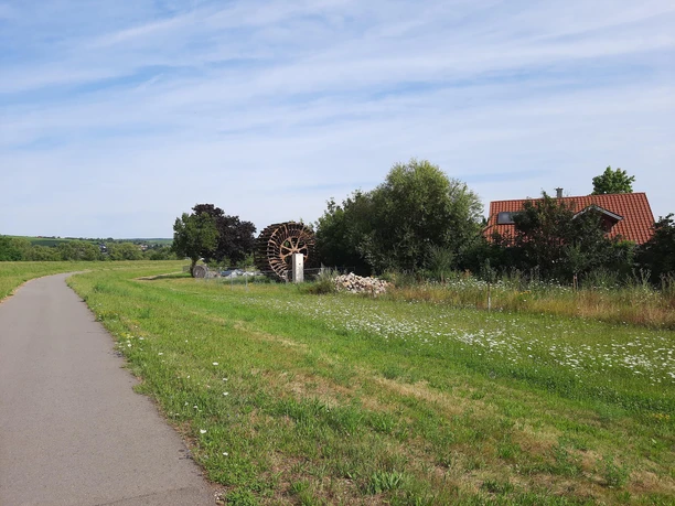 Historisches Mühlrad am Leichten Weg Grolsheim Historisches Mühlrad am Leichten Weg Grolsheim