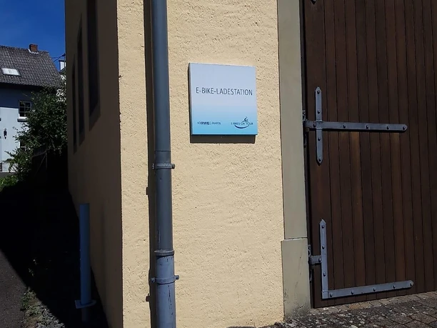 Hinweis und Ladestation am "Sprutzenhous"