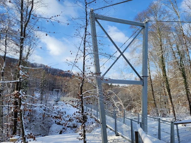 Ganzjährig zugängliche Hängebrücke