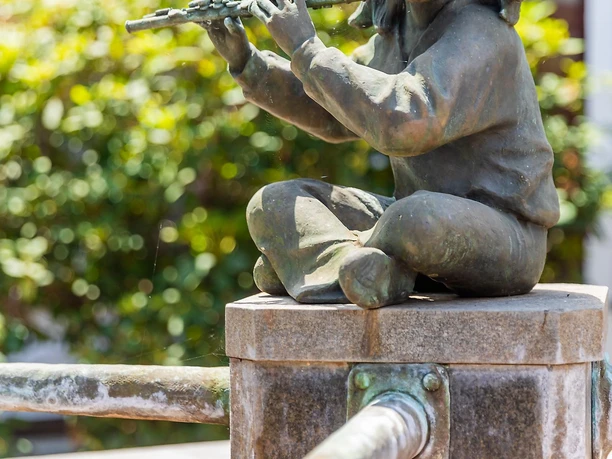 Flötenspielerin Heilsteinbrunnen