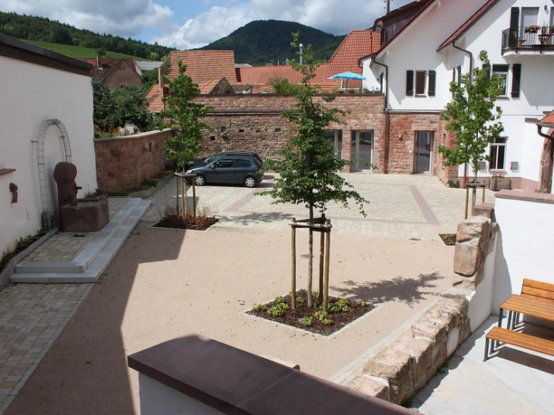 Der Ortsmittelpunkt Birkweiler von oben