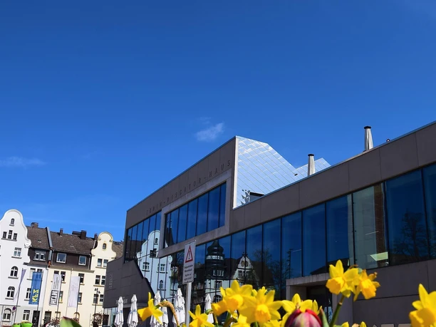 Erwin-Piscator-Haus im Frühling