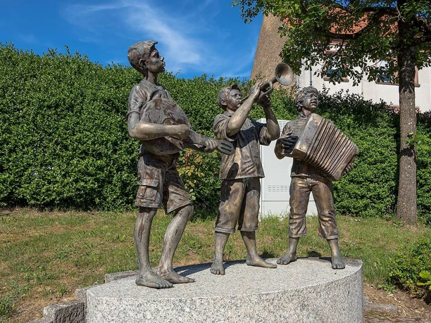 Musikanten-Statue nahe dem Dorfplatz Donsieders
